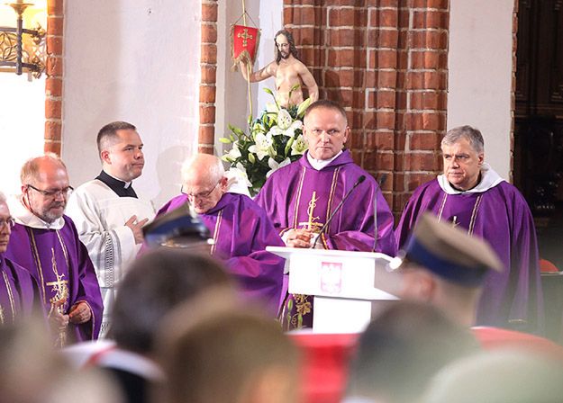 Abp Henryk Hoser wydał zalecenie, aby ks. Wojciech Lemański nie odprawiał mszy w diecezji