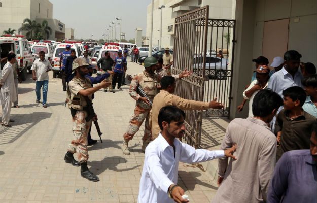 Pakistan: kilkadziesiąt ofiar śmiertelnych ataku na autobus w Karaczi