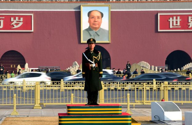 Chiny: 14 miesięcy za oblanie atramentem portretu Mao