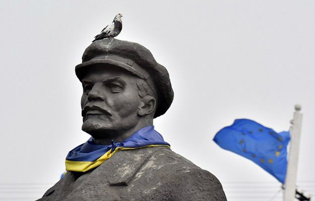 Na Ukrainie obalono kilka pomników Lenina. Zakaz propagandy komunizmu