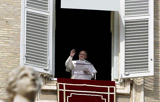 Papież Franciszek rozdał wiernym książeczki na Wielki Post