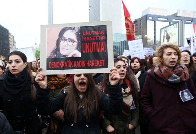 Fala przemocy wobec kobiet w Turcji - śmierć 20-latki jak mroczny symbol