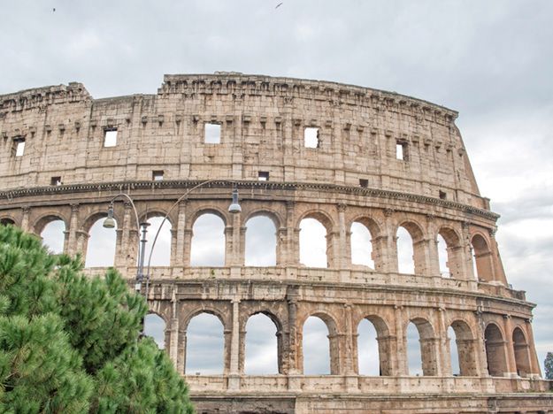 Turystki zostawiły "pamiątkę" swojej wizyty w antycznym amfiteatrze