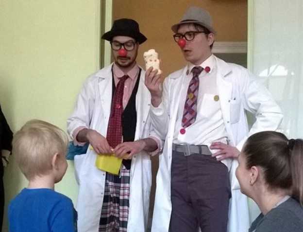 Dzieci z poznańskiego szpitala pod opieką lekarzy... z czerwonymi nosami