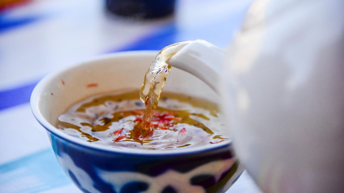 Dwie kubki dziennie chronią przed chorobą stawów? Herbaty, po które powinni sięgać chorzy na RZS