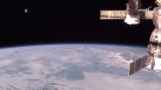 Zdjęcie, udostępnione przez NASA przedstawia statek Progress dokujący do Międzynarodowej Stacji Kosmicznej - zdjęcie archiwalne