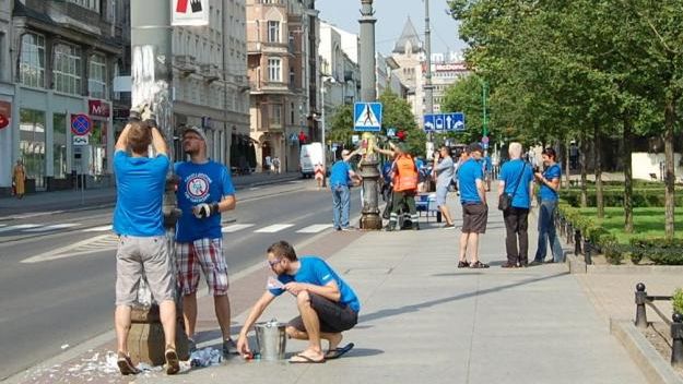 Poznaniacy czyścili słupy z reklam. Były czyste... dwa dni