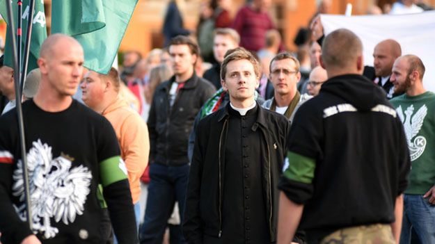 Ksiądz Jacek Międlar podczas antyimigranckiej demonstracji we Wrocławiu