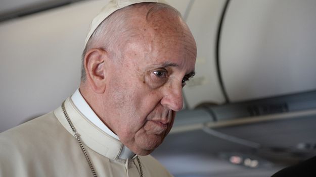 Papież Franciszek podczas rozmowy z dziennikarzami w czasie powrotu z wyspy Lesbos
