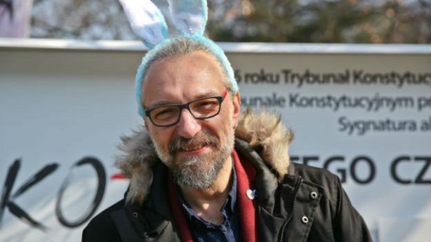 Mateusz Kijowski z Komitetu Obrony Demokracji podczas manifestacji przed KPRM