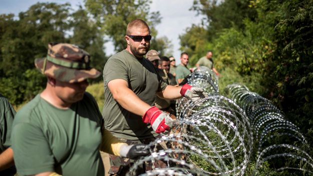 Węgierscy żołnierze ustawiają ogrodzenie na granicy z Chorwacją