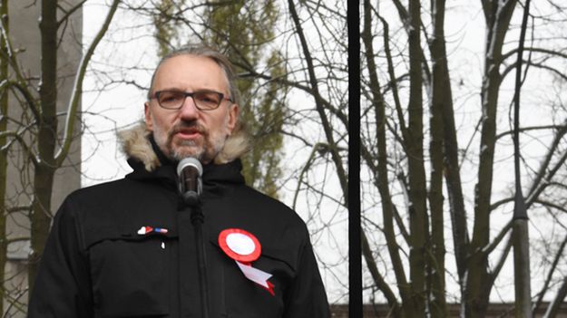Lider KOD Mateusz Kijowski na pl. Narutowicza przed rozpoczęciem marszu.