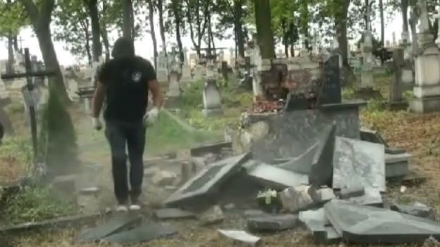 Kadr z nagrania dokumentującego zniszczenie pomnika w Wierzbicy