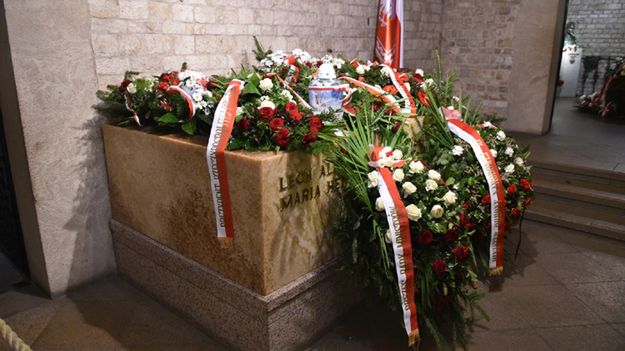 Sarkofag Lecha i Marii Kaczyńskich w krypcie pod Wieżą Srebrnych Dzwonów na Wawelu w Krakowie