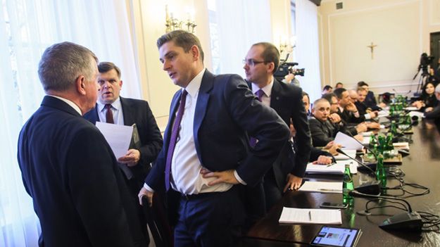 Od lewej: poseł PiS Michał Jach, poseł PiS Wojciech Skurkiewicz i wiceminister obrony narodowej Bartosz Kownacki podczas posiedzenia sejmowej Komisji Obrony Narodowej