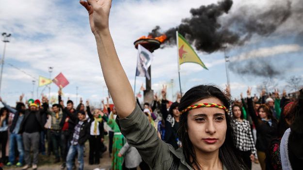 Tureccy Kudowie świętują Newroz; Diyarbakir, marzec 2015 r.