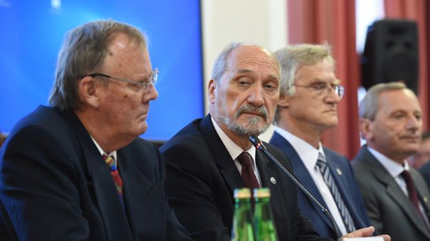 Dr inż. Wacław Berczyński, szef MON Antoni Macierewicz i członek podkomisji prof. Kazimierz Nowaczyk