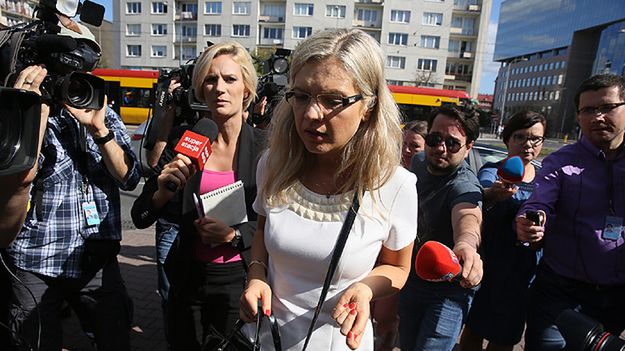 Małgorzata Wassermann w drodze na spotkanie podkomisji z rodzinami ofiar