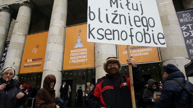 Pod hasłem "Polska przeciwko rasizmowi i przemocy" na pl. Defilad w Warszawie odbyła się manifestacja i koncert z okazji Dnia Solidarności z Uchodźcami.