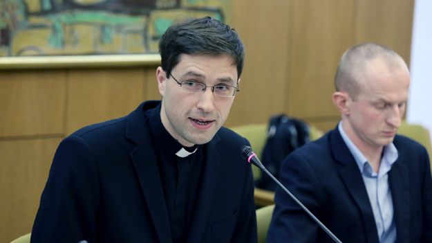 Dyrektor ISKK ks. dr Wojciech Sadłoń i Łukasz Prażmo z firmy GIS-Expert podczas konferencji prasowej "Znaki czasu Kościoła w Polsce A.D. 2017