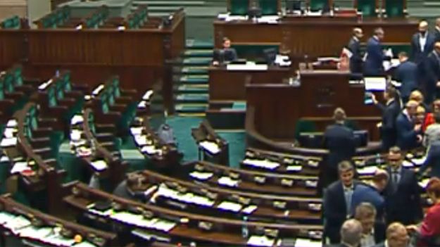 W lewym dolnym rogu nagrania widać posła PO z telefonem - jego zachowanie oburzyło PiS