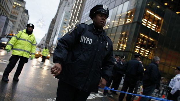 Policja przed budynkiem Trump Tower w Nowym Jorku