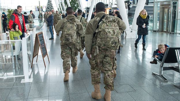 Amerykańscy żołnierze na lotnisku we Wrocławiu
