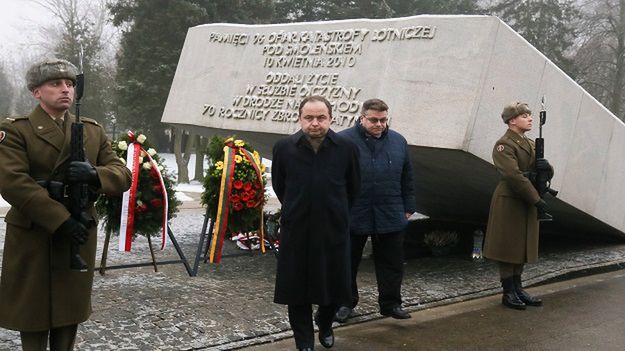 Wiceminister spraw zagranicznych RP Konrad Szymański (po lewej) i minister spraw zagranicznych Litwy Linas Antanas Linkevicius (po prawej) składają wieńce przed pomnikiem Ofiar Katastrofy Smoleńskiej na Cmentarzu Wojskowym na Powązkach