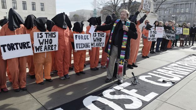 Amnesty International i duchowny domagają się zamknięcia obozu w Guantanamo, gdzie przebywa 55 więźniów (protest przed Sądem Najwyższym w Waszyngtonie)
