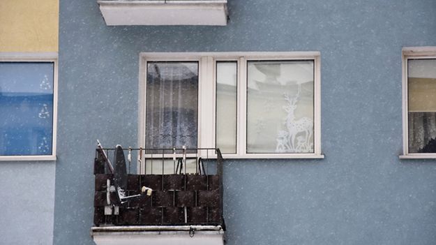 Balkon mieszkania w Iławie, gdzie znaleziono ciała dwóch noworodków