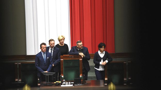 Posłowie PO wciąż blokują mównicę w sali plenarnej Sejmu