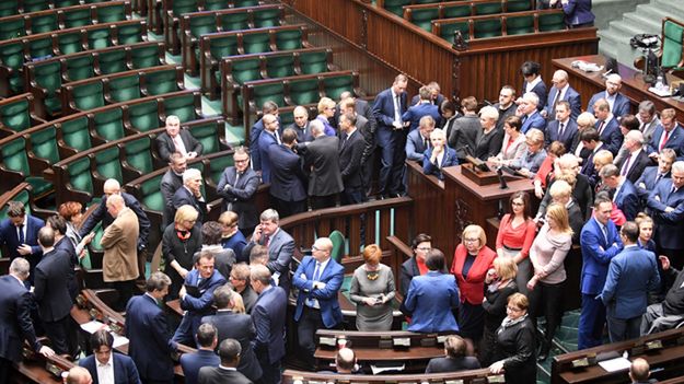 Posłowie Platformy Obywatelskiej po ogłoszeniu przez marszałka przerwy w 34. posiedzeniu Sejmu