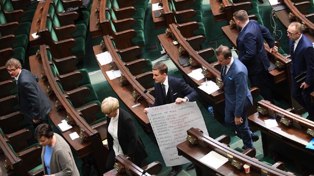 Okupujący od 16 grudnia salę plenarną posłowie Platformy Obywatelskiej opuszczają salę obrad