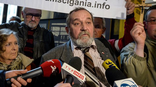 Zygmunt Miernik rozmawia z dziennikarzami po ogłoszeniu wyroku w sprawie odwoławczej za rzut tortem w sędzię