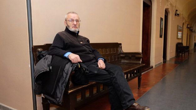 Były minister, działacz opozycji z czasów PRL Janusz Pałubicki na korytarzu poznańskiego sądu