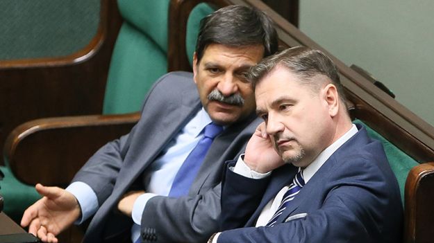 Piotr Duda na sali sejmowej (z Januszem Śniadkiem)