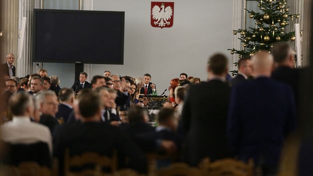 Przeniesione do Sali Kolumnowej posiedzenie Sejmu. W centrum, w głębi marszałek Marek Kuchciński