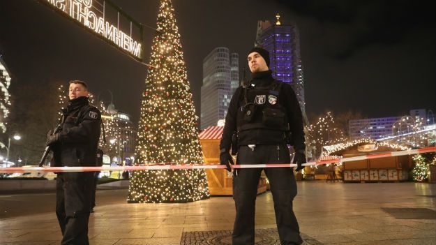 Policjanci w Berlinie w miejscu zamachu