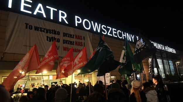 Protest przed Teatrem Powszechnym