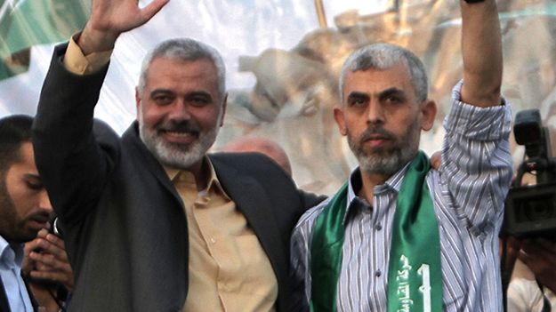 Jehija Sinwar (z prawej)