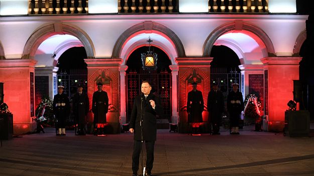 Prezydent Andrzej Duda podczas apelu pamięci przed Grobem Nieznanego Żołnierza