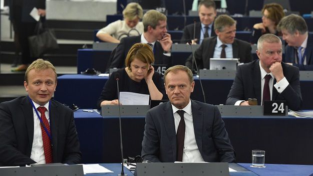Sesja Parlamentu Europejskiego w Strasburgu. Od lewej: Piotr Serafin, Donald Tusk, Paweł Graś.
