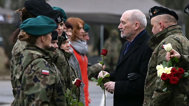 Minister Antoni Macierewicz podczas spotkania z kobietami w 1. Warszawskiej Brygadzie Pancernej w warszawskiej Wesołej