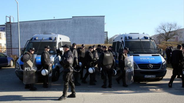 Policja zabezpiecza teren w okolicy budynku prokuratury w Legionowie