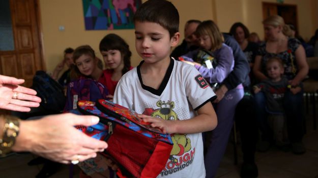 Polacy ewakuowani z Donbasu w Ośrodku Caritas w Rybakach. Dzieci w wieku szkolnym otrzymały plecaki i podręczniki