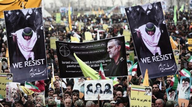 Demonstracja w Teheranie z okazji 36. rocznicy islamskiej rewolucji. Na plakacie zdjęcie gen. Sulejmaniego, dowódcy sił specjalnych Strażników Rewolucji