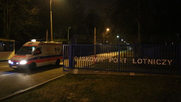 Karetki z rannymi turystami opuszczają teren lotniska wojskowego w Warszawie