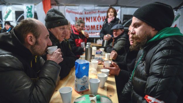 Rolnicy protestujący przed KPRM