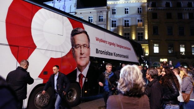 "Bronkobus" z ubiegającym się o reelekcję prezydentem Bronisławem Komorowskim