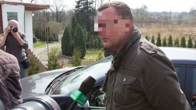 Dariusz P. przed domem w Jastrzębiu Zdroju